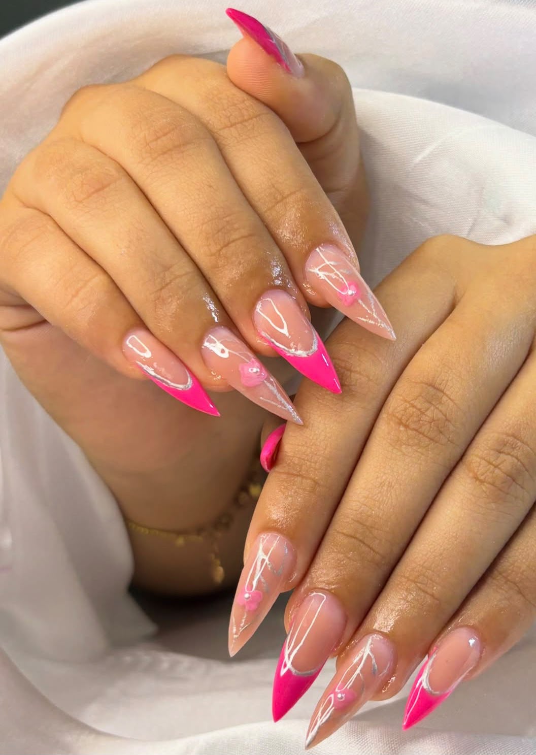 Unhas stiletto rosa com detalhes em 3D