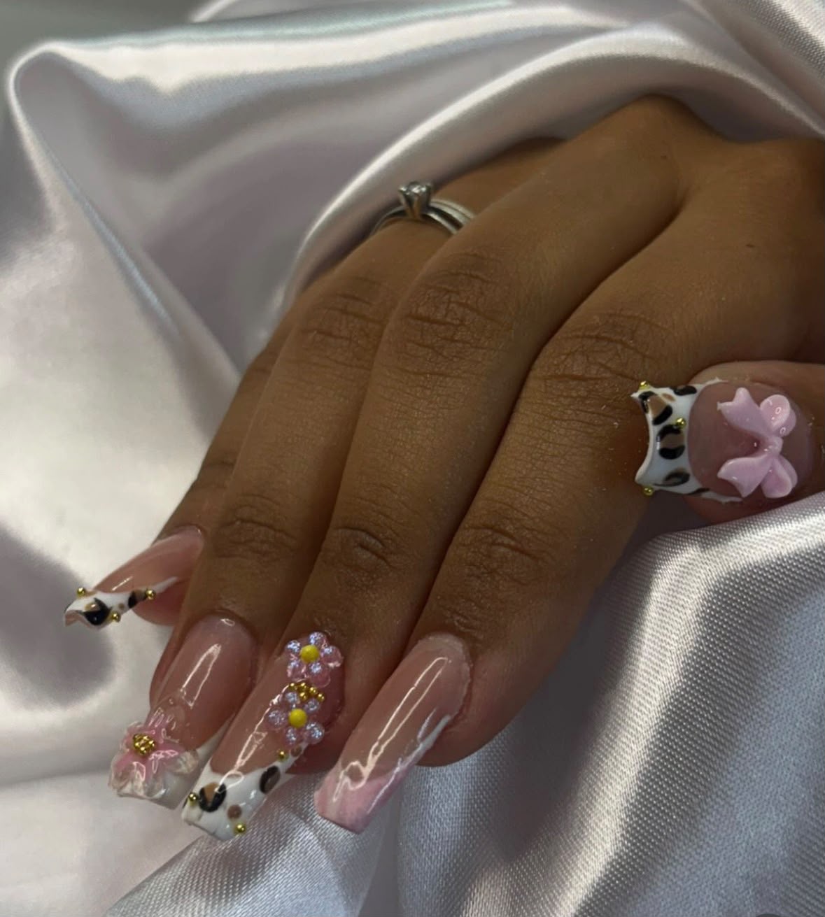 Nail art com flores, animal print e apliques dourados
