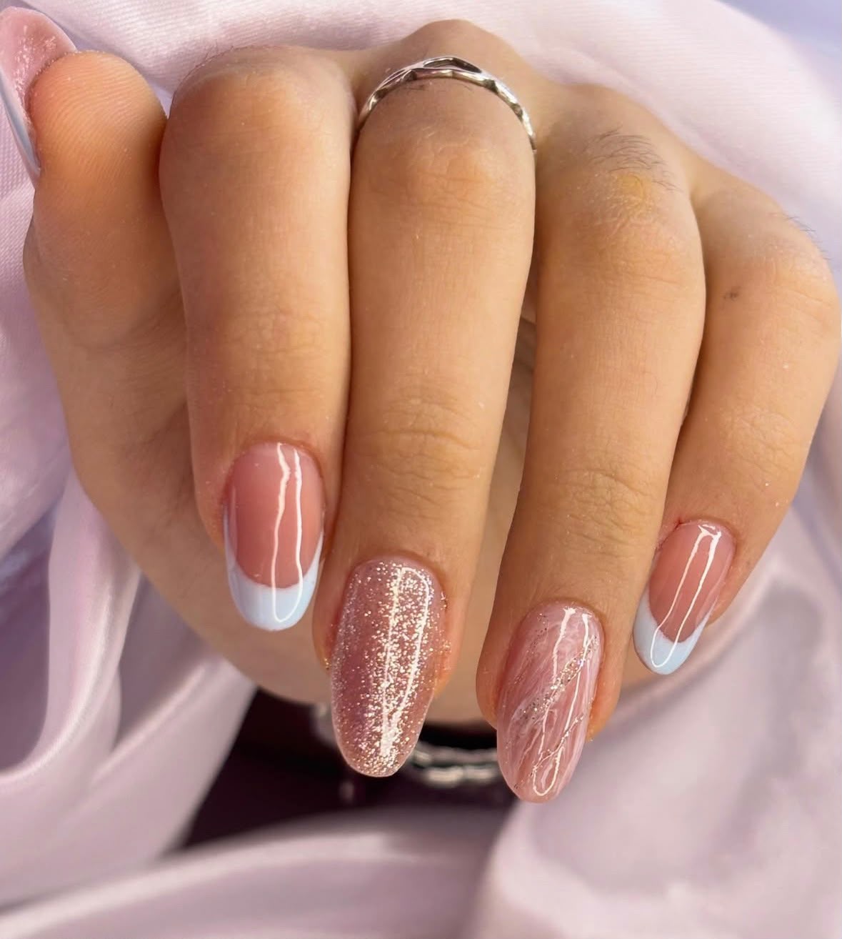 Unhas amendoadas nude com francesinha e brilho